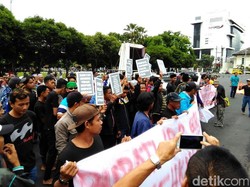 Ratusan Warga Jember Unjukrasa Desak Bupati Mundur