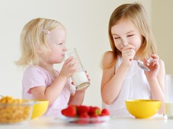 Agar Tumbuh Optimal, Makan dan Susu Anak Harus Seimbang