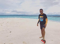 Ketika Rizky Pora Bersenang-senang di Pantai Morotai