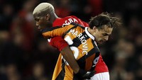 Lazar Markovic berebut bola dengan Paul Pogba. Pool/Phil Noble/Reuters/detikFoto.
