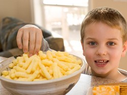 Hindari Memberikan 4 Jajanan Kurang Sehat Ini Pada Anak