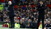 Jose Mourinho dan Marco Silva tampak serius mengamati jalannya pertandingan. Pool/Jason Cairnduff/Reuters/detikFoto.
