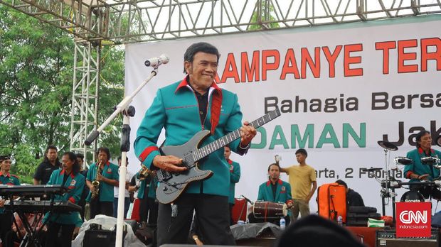 Ketua Umum Partai Idaman Rhoma Irama saat konser deklarasi pasangan nomor urut tiga, Anies Baswedan-Sandiaga Uno di Ciracas, Jakarta Timur, Kamis (2/2).