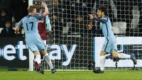 Kevin De Bruyne merayakan gol bersama David Silva. Pemain asal Belgia itu membobol gawang lawan di menit ke-17. Pool/Eddie Keogh/Reuters/detikFoto.