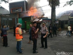 Gudang Rongsokan di Jalan Pandu Terbakar