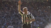 Alan Shearer, top skorer Premier League sepanjang masa, memutuskan pensiun dari Timnas Inggris gagal di Piala Eropa 2000. Ketika itu, ia pensiun menjelang ultah ke-30 yang jatuh pada Agustus. (Foto: Stu Forster /Allsport)