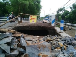 Jembatan Penghubung Antar Kecamatan Berlubang akibat Banjir