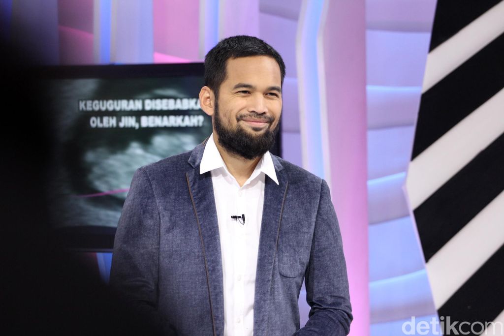 Shireen Sungkar dan Teuku Wisnu saat mengisi acara 'Berita Islami Masa Kini'.