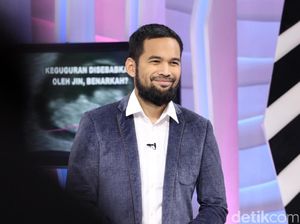 Foto Teuku Wisnu Duduk di Bawah Ustaz Adi Hidayat Viral, Netizen Salut