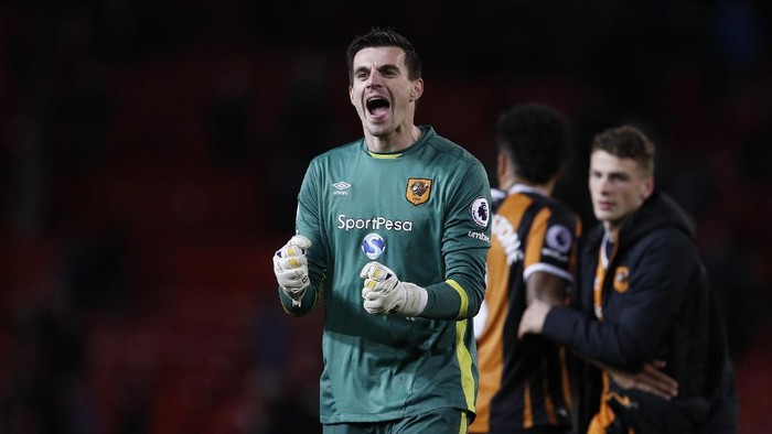 Gemilang di Hull, Eldin Jakupovic Direkrut Leicester