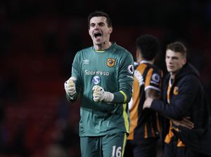 Gemilang di Hull, Eldin Jakupovic Direkrut Leicester