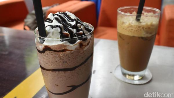 Menikmati Racikan Es Kopi Indonesia di Kafe Cantik!