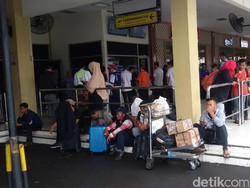 Bandara Adisutjipto Yogyakarta Masih Ditutup, Penumpang Menumpuk