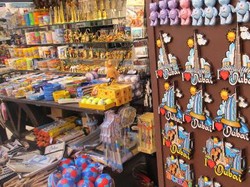 4 Oleh-oleh yang Paling Nggak Berguna