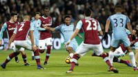 Raheem Sterling melepaskan tendangan di tengah kepungan para pemain West Ham. Pool/John Sibley/Reuters/detikFoto.