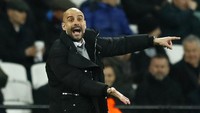Pep Guardiola memberikan pengarahan kepada para pemain Manchester City. Pool/Eddie Keogh/Reuters/detikFoto.