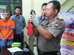 Pencuri Helm ini Selalu Bawa Pistol Saat Beraksi