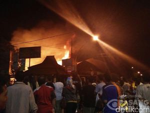 Kebakaran di Pasar Krempyeng Gresik, 6 Unit Damkar Dikerahkan