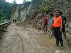 Jalur Pacitan-Ponorogo Tertutup Longsor, Lalin Lumpuh