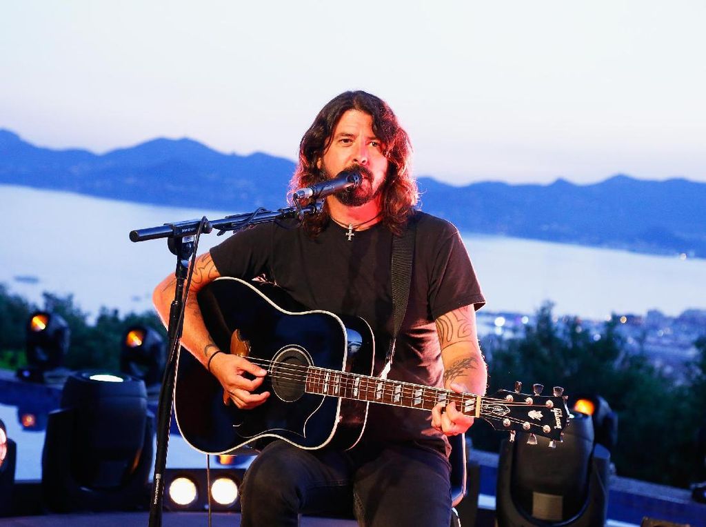 Foo Fighters Batalkan Konser karena Dave Grohl Operasi Lengan