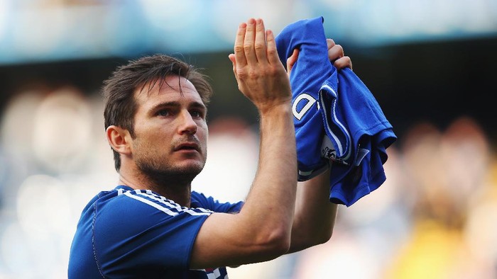 Frank Lampard LONDON, ENGLAND - MAY 04: Frank Lampard of Chelsea acknowledges the crowd following the Barclays Premier League match between Chelsea and Norwich City at Stamford Bridge on May 4, 2014 in London, England. (Photo by Clive Rose/Getty Images)