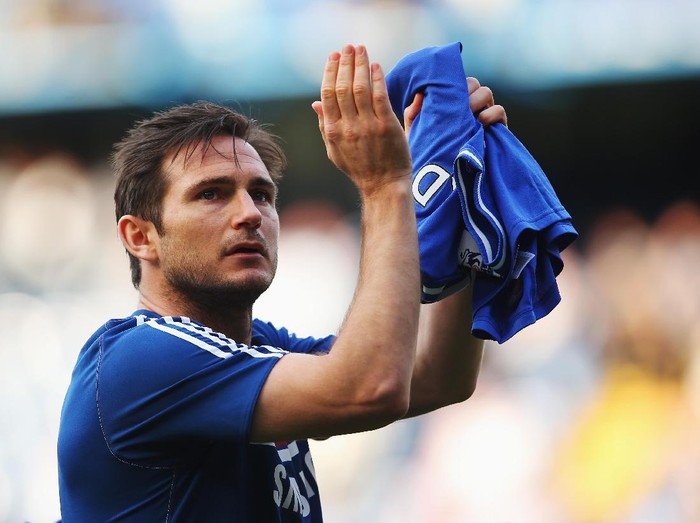 LONDON, ENGLAND - MAY 04:  Frank Lampard of Chelsea acknowledges the crowd following the Barclays Premier League match between Chelsea and Norwich City at Stamford Bridge on May 4, 2014 in London, England.  (Photo by Clive Rose/Getty Images)