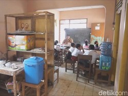 Murid SDN Mojoroto Belajar di Bekas Rumdin Kepala Sekolah