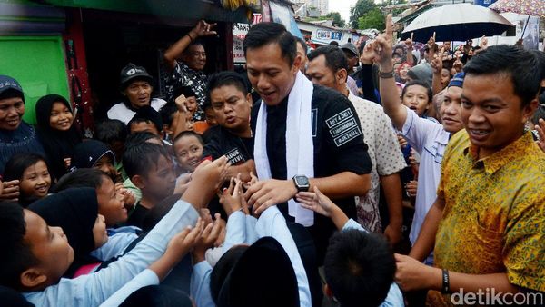 AHY Hujan-hujanan di Kebayoran Lama