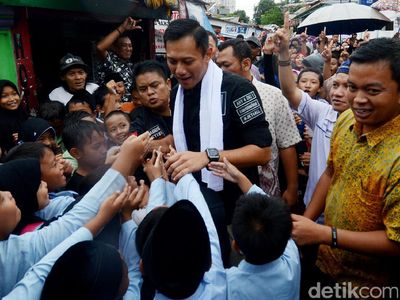 AHY Hujan-hujanan di Kebayoran Lama