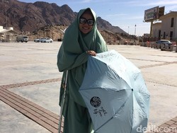 Tantangan yang Dihadapi Dewi Sandra Saat Umrah dengan Kursi Roda