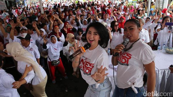 Goyang Dangdut Hibur Kampanye Anies di Matraman