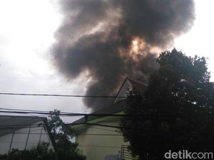 Kebakaran Landa Permukiman Padat di Gunung Sahari