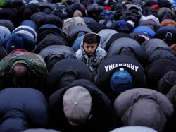 Protes Trump, Warga Yaman di New York Berdemo dan Salat Berjamaah