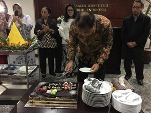 Patrialis Akbar dan Tangis Ketua MK di Ulang Tahun Ke-61