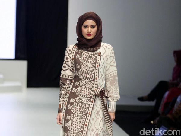 Foto: Koleksi Lia Soraya di Indonesia Fashion Week 2017