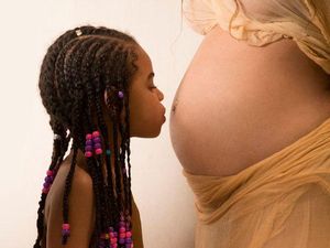 Foto: Beyonce Pamerkan Foto Kehamilan yang Seksi dan Intim