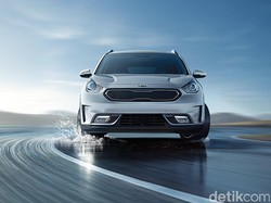 Wanita Ini Bawa Pulang Mobil Baru Setelah Menciumnya Selama 50 Jam