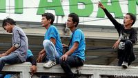 Aksi Porter Tawarkan Jasa di Pasar Tanah Abang