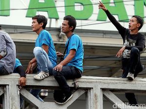 Aksi Porter Tawarkan Jasa di Pasar Tanah Abang
