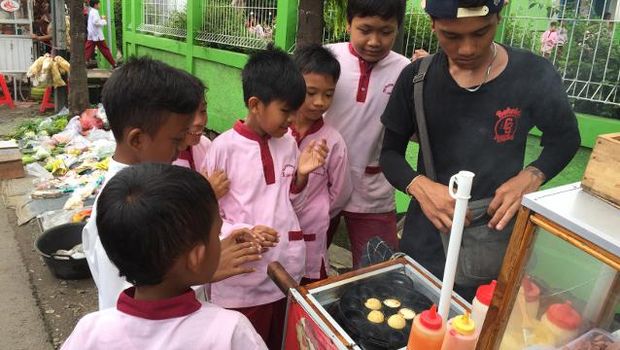 ilustrasi makanan dengan pewarna yang dibeli anak