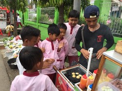 Kalau si Kecil Suka Banget Jajan, Bunda Perlu Simak Penjelasan Ini
