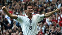 Frank Lampard merayakan gol usai membobol gawang Wales pada kualifikasi Piala Dunia 2006. Bersama Timnas Inggris, Lampard menyumbang 29 gol. Alex Livesey/Getty Images/detikFoto.