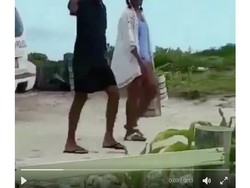 Pakai Topi Terbalik, Begini Gaya Santai Obama Saat Berlibur