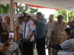 Saat Sandiaga Beri Bonus Pijatan 30 Detik ke Relawan