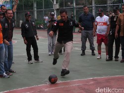 Buka Pertandingan Futsal, Agus Yudhoyono Menjebol Gawang