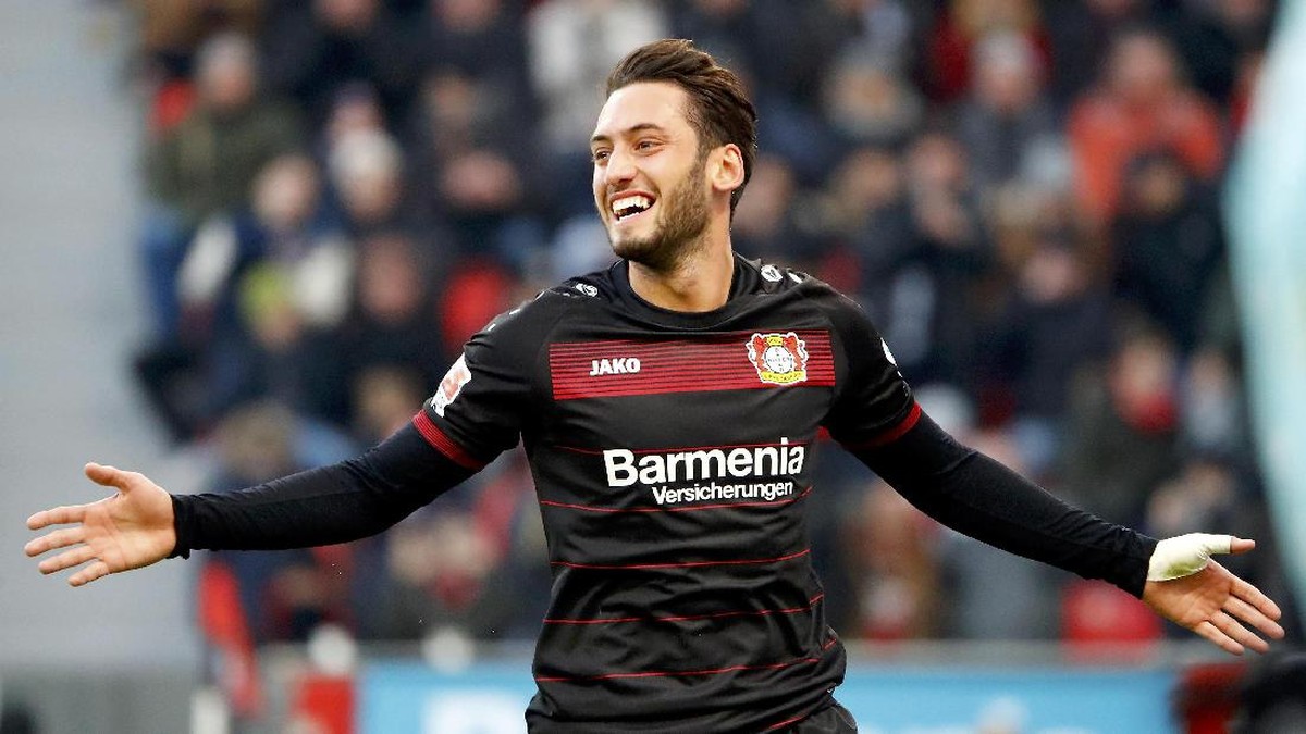 Hakan Calhanoglu jadi salah satu pemain baru Milan pada musim depan (Foto: REUTERS/Wolfgang Rattay)