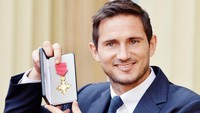 Lampard menerima gelar kehormatan Officer of Order of the British Empire (OBE) dari Kerajaan Inggris karena jasanya di bidang sepak bola. John StillwellGetty Images/detikFoto.