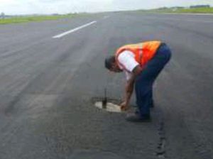 Aspal Terkelupas, Penerbangan Lion Air di Surabaya Sempat Terganggu