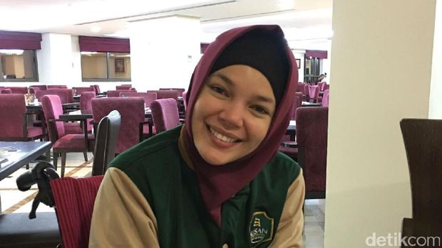 Transformasi Dewi Sandra, dari Penyanyi R&B Sampai Berhijab & Sharing Kalimat Adem