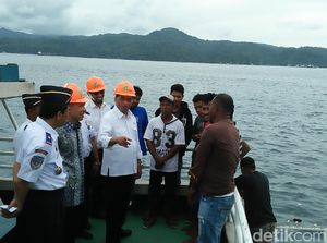 Menhub Tinjau Pelabuhan Ambon, Sempat Cek soal Surat Pelaut Menhub Tinjau Pelabuhan Ambon, Sempat Cek soal Surat Pelaut